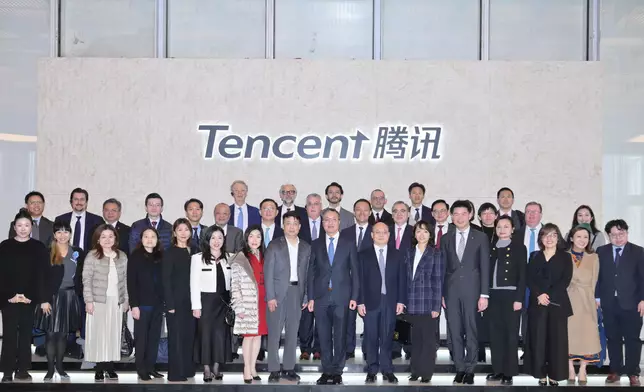 林定國（前排右八）與代表團23日到一間互聯網科技公司在華東的總部參觀，了解內地企業的發展情況和業務需要。 政府新聞處圖片