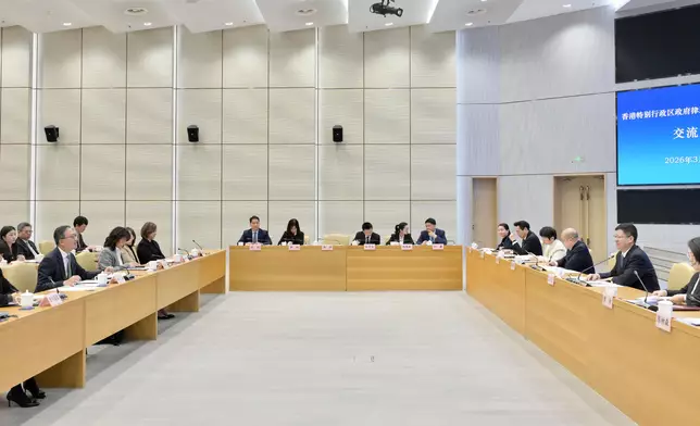 林定國（左二）24日和代表團與上海巿高級人民法院舉行交流會。政府新聞處圖片