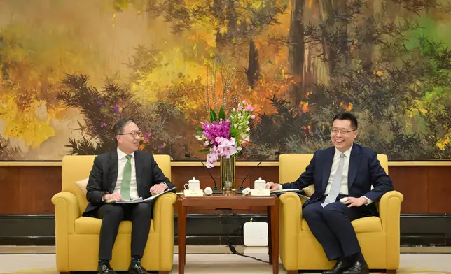 林定國24日與上海巿副巿長盧山（右）會面。政府新聞處圖片