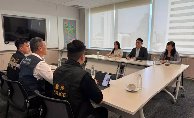 專責小組與香港駐曼谷經濟貿易辦事處人員舉行工作會議，了解當地最新情況。政府新聞處圖片