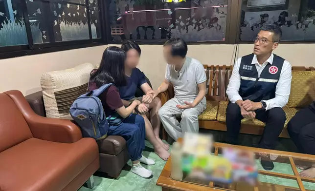 獲救港人（左二）與家屬團聚。 政府新聞處圖片