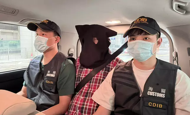 第二宗案件中的被捕人士（中）。政府新聞處圖片