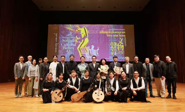 出席音樂會主要嘉賓合照：香港駐曼谷經濟貿易辦事處處長林俊華先生（右九），中華人民共和國駐泰王國大使館文化參贊楊曉龍先生（右八），香港天籟敦煌樂團創辦人及榮譽團長紀文鳳女士（右七），瑪希敦大學音樂學院院長Dr. Piyawat Louilarpprasert（右六），香港天籟敦煌樂團榮譽顧問、敦煌研究院前書記趙聲良博士（右五），圖片來源：香港天籟敦煌樂團