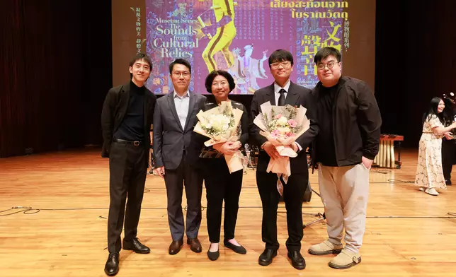 音樂會聯合主辦單位負責人合照，左起：香港天籟敦煌樂團藝術總監暨駐團作曲甘聖希先生，香港駐曼谷經濟貿易辦事處處長林俊華先生，香港天籟敦煌樂團創辦人及榮譽團長紀文鳳女士，瑪希敦大學音樂學院院長Dr. Piyawat Louilarpprasert，香港天籟敦煌樂團副藝術總監、總經理、技術總監暨駐團作曲朱啟揚先生，圖片來源：香港天籟敦煌樂團