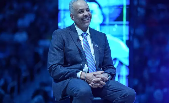 前夏洛特黃蜂球員戴爾居里，周四（2026年3月19日）在北卡羅來納州夏洛特對陣奧蘭多魔術的NBA籃球賽中場休息時，其球衣退役儀式上觀看。(美聯社圖片/Matt Kelley) AP圖片