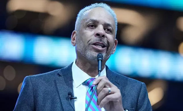 前夏洛特黃蜂球員戴爾居里，周四（2026年3月19日）在北卡羅來納州夏洛特對陣奧蘭多魔術的NBA籃球賽中場休息時，其球衣退役儀式上發言。(美聯社圖片/Matt Kelley) AP圖片