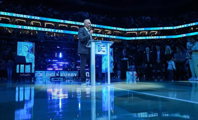 前夏洛特黃蜂球員戴爾居里（中），周四（2026年3月19日）在北卡羅來納州夏洛特對陣奧蘭多魔術的NBA籃球賽中場休息時，其球衣退役儀式上發言。(美聯社圖片/Matt Kelley) AP圖片