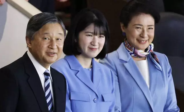 日本德仁天皇、雅子皇后（右）及其女兒愛子公主，於2026年3月8日周日在東京觀看日本隊對澳洲的世界棒球經典賽。（Suo Gakekuma/共同社圖片/美聯社） AP圖片
