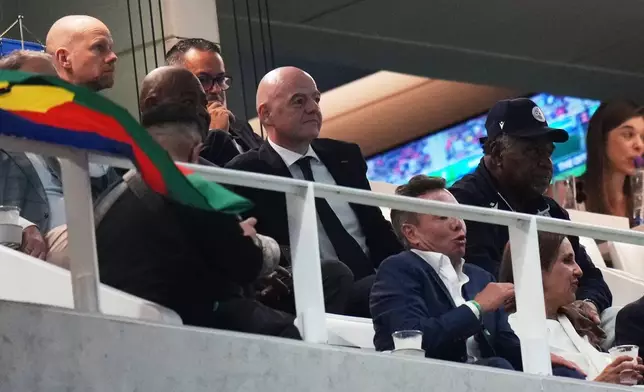 國際足協主席因凡蒂諾（中）在墨西哥瓜達拉哈拉觀看新喀里多尼亞與牙買加的世界盃附加賽準決賽。攝於2026年3月26日周四。(美聯社圖片/Eduardo Verdugo) AP圖片