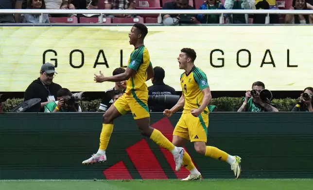牙買加的卡達馬特利（右）在墨西哥瓜達拉哈拉舉行的世界盃附加賽準決賽中，慶祝為球隊攻入首個入球。攝於2026年3月26日周四。(美聯社圖片/Eduardo Verdugo) AP圖片