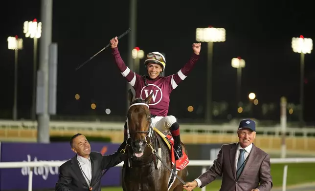 騎師奧天誠策騎「極量級」贏得周六（2026年3月28日）在阿拉伯聯合酋長國杜拜美丹馬場舉行的2,000米杜拜金盃賽馬後慶祝。(美聯社圖片/Altaf Qadri) AP圖片