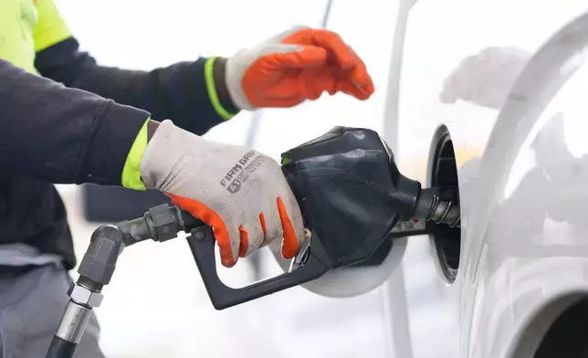 2026 年 3 月 9 日周一，德州阿靈頓市，科林斯（Nate Collins）正為其園藝貨車加油。(美聯社圖片/Julio Cortez) AP圖片