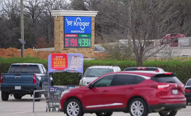 2026 年 3 月 9 日周一，德州阿靈頓市，Kroger 超市外的電子牌顯示汽油價格。 AP圖片
