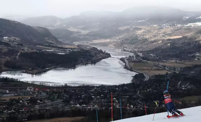 美國選手米凱拉·舒芙蓮（Mikaela Shiffrin）於2026年3月24日周二，在挪威哈夫傑爾舉行的利勒哈默爾世界盃決賽中，參加高山滑雪女子迴轉賽。（美聯社圖片/Gabriele Facciotti） AP圖片