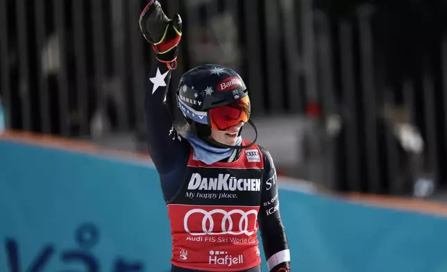 美國選手米凱拉舒芙蓮在挪威哈夫傑爾舉行的利勒哈默爾世界盃決賽女子迴轉賽終點區慶祝。攝於2026年3月24日周二。(美聯社圖片/Gabriele Facciotti) AP圖片