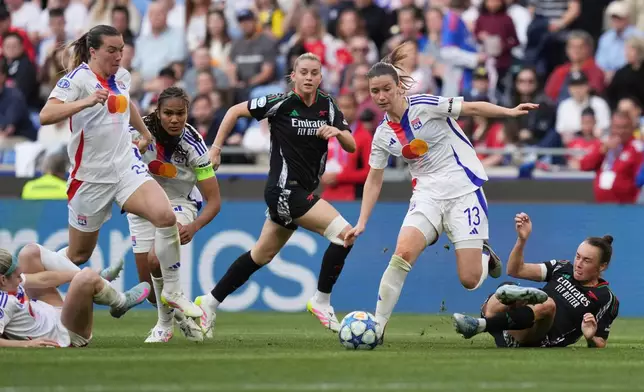 (美聯社圖片/Thibault Camus) 檔案照片：2025年4月27日，法國里昂市郊迪西訥，女子歐聯準決賽次回合，阿仙奴球員姬特蓮科特（Caitlin Foord）（右）嘗試攔截里昂球員達瑪莉絲艾古路娜（Damaris Egurrola）。 AP圖片