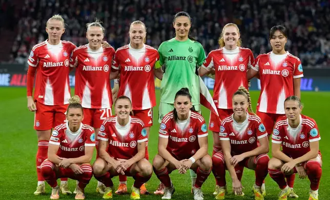 (美聯社圖片/Matthias Schrader) 檔案照片：2025年11月12日周三，德國慕尼黑，拜仁慕尼黑球員在女子歐聯揭幕戰對阿仙奴的賽前合照。 AP圖片