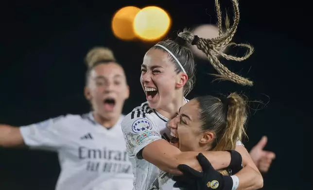 (美聯社圖片/Fran Berg) 檔案照片：2025年3月18日周二，西班牙馬德里阿爾弗雷多迪史提芬奴球場（Alfredo di Stefano stadium），女子歐聯八強首回合，皇家馬德里球員艾芬妮亞迪卡斯迪路（Athenea del Castillo）（中）射入球隊第二個入球後，與隊長奧嘉卡蒙娜（Olga Carmona）（右）慶祝。 AP圖片