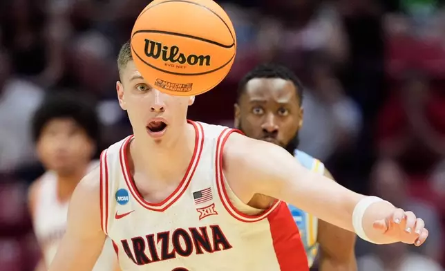 亞利桑那大學前鋒卡爾琴科夫（Ivan Kharchenkov）在2026年3月20日（周五）於聖迭戈舉行的NCAA大學籃球錦標賽首圈下半場，對陣長島大學時追逐籃球。(美聯社圖片/Mark J. Terrill) AP圖片