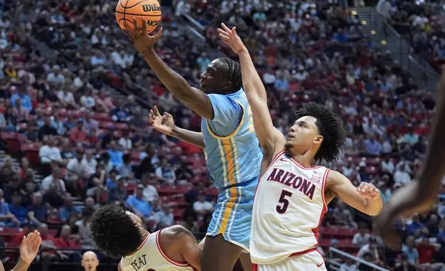 長島大學前鋒富勒（Jamal Fuller）（中）在2026年3月20日（周五）於聖迭戈舉行的NCAA大學籃球錦標賽首圈上半場，在亞利桑那大學前鋒皮特（Koa Peat）（下）和後衛布里斯（Brayden Burries）（5號）之間切入籃下時被判進攻犯規。(美聯社圖片/Marcio Jose Sanchez) AP圖片