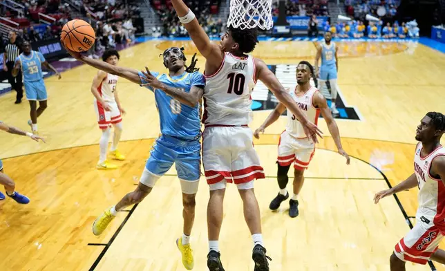 長島大學後衛戴維斯（Malachi Davis）（0號）在2026年3月20日（周五）於聖迭戈舉行的NCAA大學籃球錦標賽首圈上半場，對抗亞利桑那大學前鋒皮特（Koa Peat）（10號）時起手投籃。(美聯社圖片/Mark J. Terrill) AP圖片