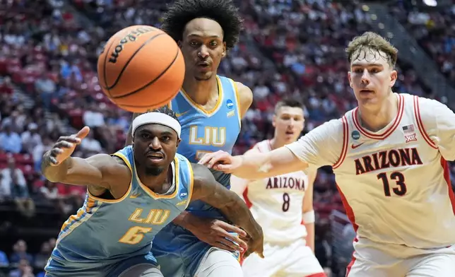 長島大學前鋒波特布朗（Mason Porter-Brown）（6號）在2026年3月20日（周五）於聖迭戈舉行的NCAA大學籃球錦標賽首圈上半場，在長島大學中鋒米蘭達（Isaiah Miranda）（中）和亞利桑那大學中鋒克里瓦斯（Motiejus Krivas）（13號）面前爭奪籃球。(美聯社圖片/Marcio Jose Sanchez) AP圖片