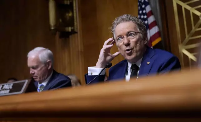 2026年3月18日周三，在獲總統特朗普（Donald Trump）提名為國土安全部長的俄克拉荷馬州（Oklahoma）共和黨籍參議員馬克韋恩·穆林（Markwayne Mullin）於華盛頓國會山莊（Capitol Hill）出席參議院國土安全及政府事務委員會（Senate Committee on Homeland Security and Governmental Affairs）聽證會作證前，委員會主席、肯塔基州（Kentucky）共和黨籍參議員蘭德·保羅（Rand Paul）發言。(美聯社圖片/Manuel Balce Ceneta) AP圖片