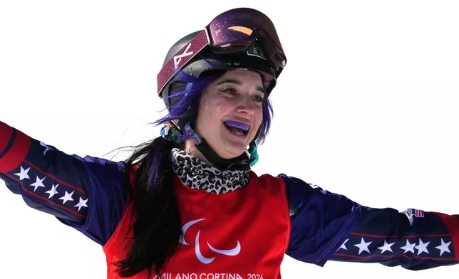 2026年3月8日周日，美國選手赫卡比（Brenna Huckaby）在意大利科爾蒂納丹佩佐舉行的冬季殘奧會女子單板滑雪障礙追逐SB-LL2級賽事中獲得第6名，賽後露出笑容。(美聯社圖片/Emilio Morenatti) AP圖片