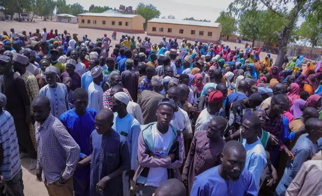2026年3月6日周五，人們在尼日利亞普爾卡聚集，與博爾諾州州長會面，此前他們逃離了恩戈謝的伊斯蘭武裝分子襲擊。(美聯社圖片/Jossy Ola) AP圖片