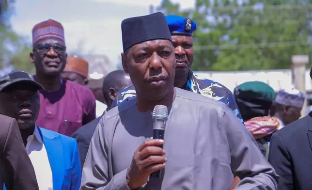 2026年3月6日周五，博爾諾州州長巴巴加納祖倫（Babagana Zulum）在尼日利亞普爾卡（Pulka）向從恩戈謝（Ngoshe）伊斯蘭武裝分子襲擊中逃離的民眾發言。(美聯社圖片/Jossy Ola) AP圖片