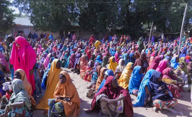 2026年3月6日周五，人們在尼日利亞普爾卡（Pulka）聚集，此前他們逃離了恩戈謝（Ngoshe）的伊斯蘭武裝分子襲擊。(美聯社圖片/Jossy Ola) AP圖片