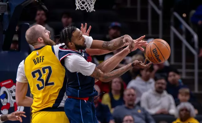 印第安納溜馬中鋒赫夫（32號）與洛杉磯快艇前鋒小戴歷鍾斯（Derrick Jones Jr.）（右）在2026年3月27日周五於印第安納波利斯舉行的一場NBA籃球賽上半場爭奪籃板球。(美聯社圖片/Doug McSchooler) AP圖片