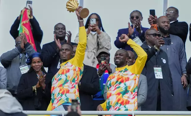 塞內加爾球員在2026年3月28日周六，於巴黎郊區聖但尼舉行的塞內加爾對秘魯國際友誼賽前，手持非洲國家盃獎盃慶祝。(美聯社圖片/Aurelien Morissard) AP圖片