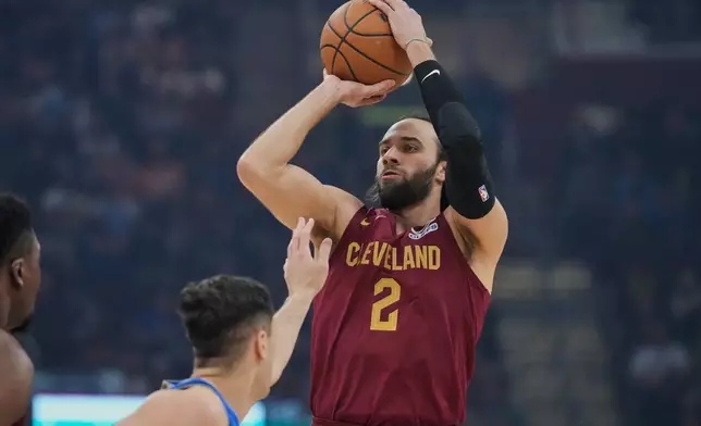 克里夫蘭騎士隊後衛麥斯史特魯斯（2號）在NBA籃球比賽上半場投籃，達拉斯獨行俠隊後衛約翰普拉基達斯（左）防守。 AP圖片