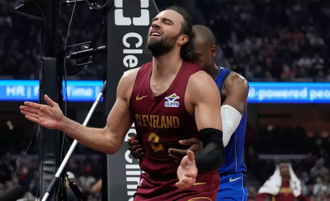 克里夫蘭騎士隊後衛麥斯史特魯斯（2號）被達拉斯獨行俠隊前鋒克里斯米杜頓（後方）犯規。 (美聯社圖片/Sue Ogrocki) AP圖片