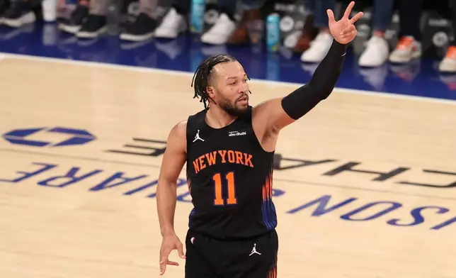 紐約人球員班森（11號）在周二（2026年3月24日）於紐約舉行的一場NBA籃球賽上半場，對陣塘鵝時射入三分球後作出反應。 (美聯社圖片/Pamela Smith) AP圖片