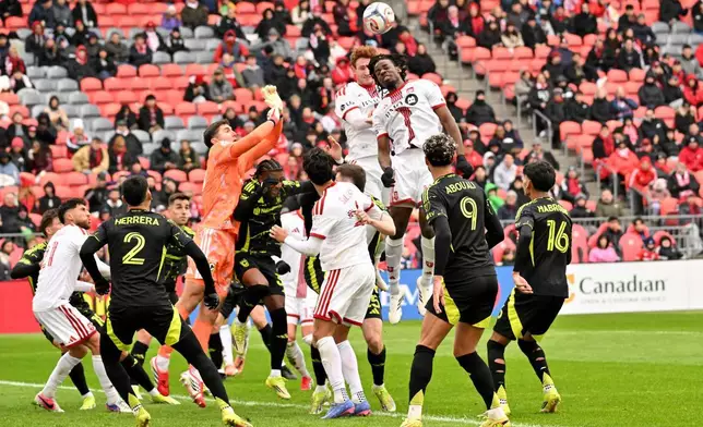 多倫多FC前鋒祖舒沙真特（左上）與隊友迪安德利卡爾（右上），在2026年3月21日周六於多倫多舉行的一場美職聯賽事上半場，於角球攻勢中頭槌爭頂。 (Jon Blacker/The Canadian Press via AP) AP圖片