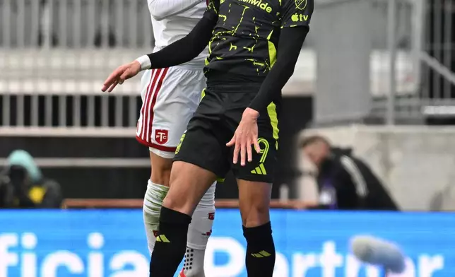 多倫多FC後衛賓哲文古斯域（左），在2026年3月21日周六於多倫多舉行的一場美職聯賽事上半場，頭槌力壓哥倫布機員前鋒韋森艾布阿里。 (Jon Blacker/The Canadian Press via AP) AP圖片