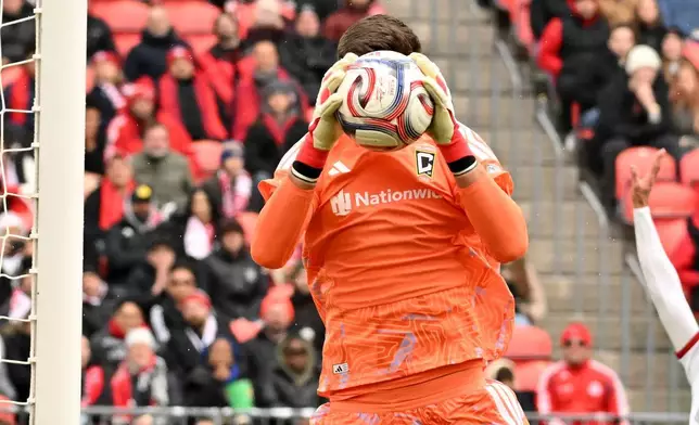 哥倫布機員門將柏德烈舒爾特（28號）在2026年3月21日周六於多倫多舉行的一場美職聯賽事上半場，撲救多倫多FC的攻門。 (Jon Blacker/The Canadian Press via AP) AP圖片