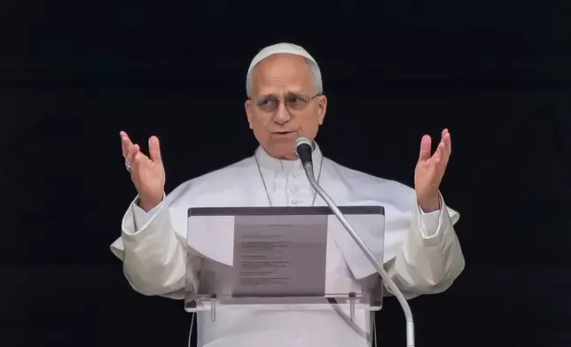 教宗利奧十四世於2026年3月15日周日，在梵蒂岡其書房窗前現身，俯瞰聖伯多祿廣場。當時天主教信徒和朝聖者正聚集於此，參與中午三鐘經祈禱結束後的傳統周日祝禱。(美聯社圖片/安德魯·梅迪奇尼) AP圖片