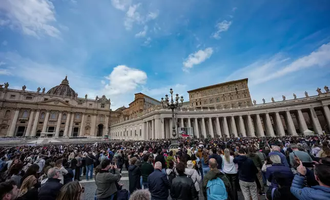 教宗利奧十四世於2026年3月15日周日，在梵蒂岡其書房窗前現身，俯瞰聖伯多祿廣場。當時天主教信徒和朝聖者正聚集於此，參與中午三鐘經祈禱結束後的傳統周日祝禱。(美聯社圖片/安德魯·梅迪奇尼) AP圖片