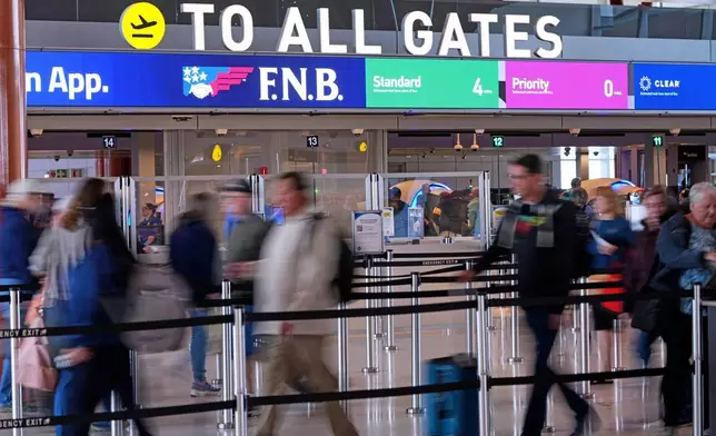 2026年3月23日周一，航空旅客在賓夕法尼亞州帝國市匹茲堡國際機場（Pittsburgh International Airport）的運輸安全管理局安檢隊伍中前進。(美聯社圖片/Gene J. Puskar) AP圖片