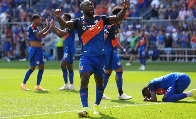 辛辛那提FC前鋒奇雲丹基（Kevin Denkey）（中）在美職聯對蒙特利爾CF的足球賽獲勝後慶祝。攝於2026年3月22日（周日）辛辛那提。（美聯社圖片/Kareem Elgazzar） AP圖片