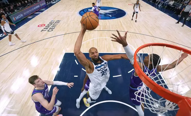 明尼蘇達木狼中鋒戈伯特（Rudy Gobert）（27號）面對猶他爵士前鋒菲利波夫斯基（Kyle Filipowski）（22號，左）和威廉斯（Cody Williams）（5號，右）的防守下入樽。AP圖片