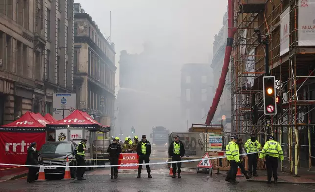 2026年3月9日周一，蘇格蘭格拉斯哥，消防員在格拉斯哥中央車站旁一幢周日發生火災的建築物殘骸上灑水降溫。(美聯社圖片/Robert Perry/PA) AP圖片