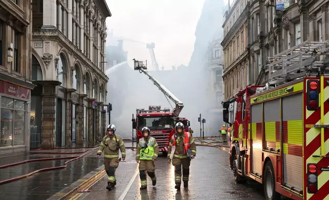 2026年3月9日周一，蘇格蘭格拉斯哥，消防員在格拉斯哥中央車站旁一幢周日發生火災的建築物殘骸上灑水降溫。(美聯社圖片/Robert Perry/PA) AP圖片