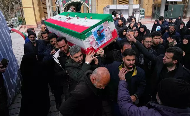 2026年3月9日周一，伊朗德黑蘭貝赫什特扎赫拉公墓，美以空襲死者侯賽尼（Mehdi Hosseini）的靈柩被送往安葬。AP圖片