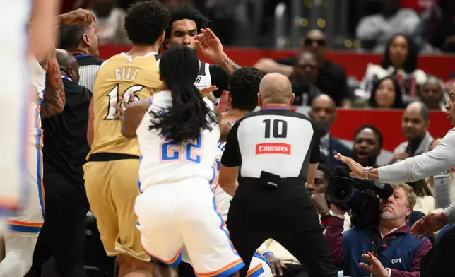 奧克拉荷馬雷霆與華盛頓巫師的球員在2026年3月21日周六於華盛頓舉行的一場NBA籃球賽上半場發生衝突。(美聯社圖片/Nick Wass) AP圖片