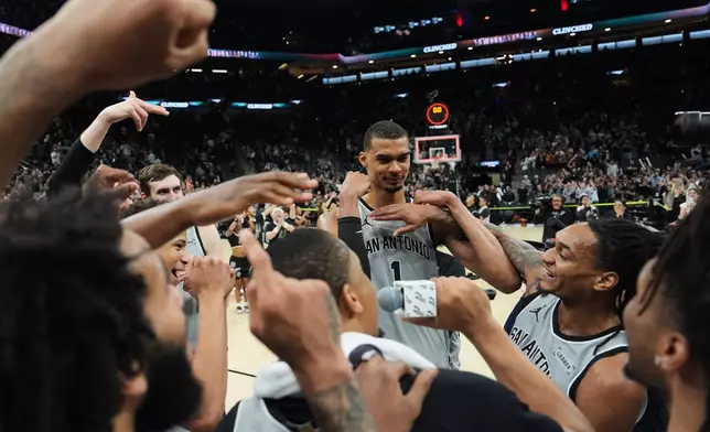 2026年3月19日，聖安東尼奧馬刺前鋒維克多·文班亞馬（Victor Wembanyama）（1號）在NBA籃球賽最後幾秒射入致勝一球擊敗鳳凰城太陽後，與隊友慶祝。攝於聖安東尼奧。（美聯社圖片/Eric Gay） AP圖片
