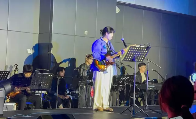 十九位同學的歌詞作品依次或由他們自身、同學好友，甚至是受訪對象本人登台演唱。巴士的報記者攝